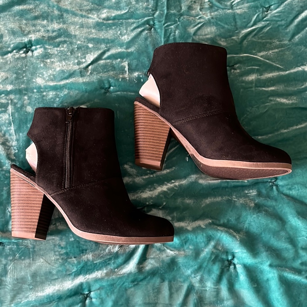 Brand New. JG brand black heeled boots size 8